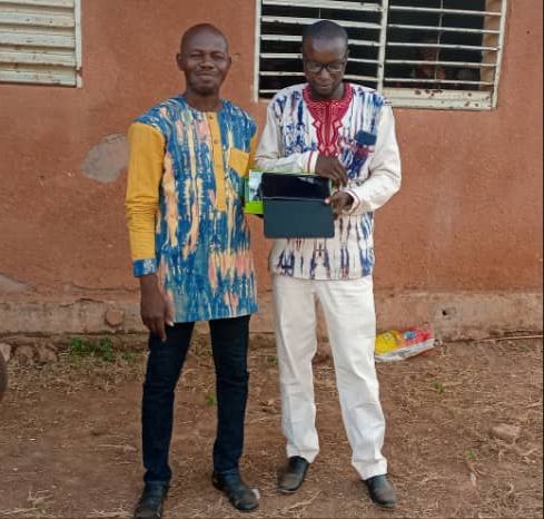20211102_Vie-scolaire_directeur-avec-instituteur-prime.jpeg