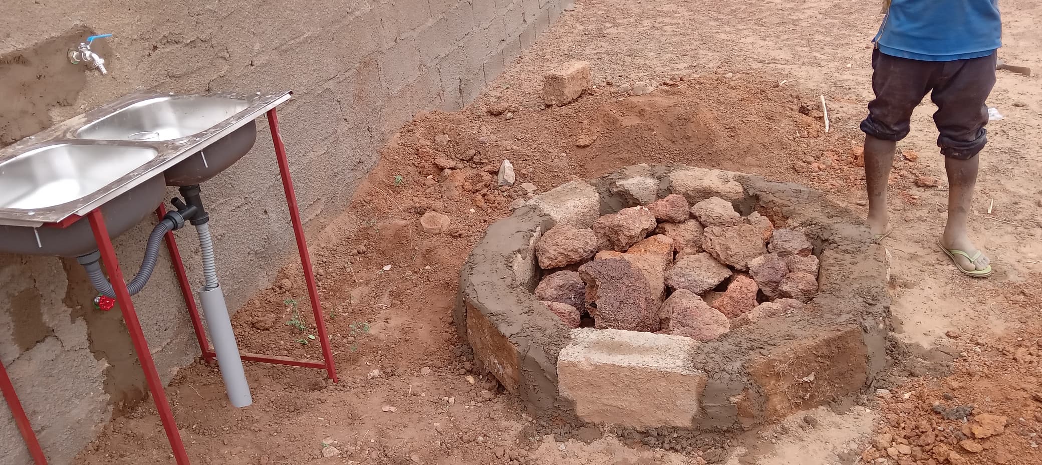 20240717_Latrines-Ecosan_pose-lavabos_1.jpg